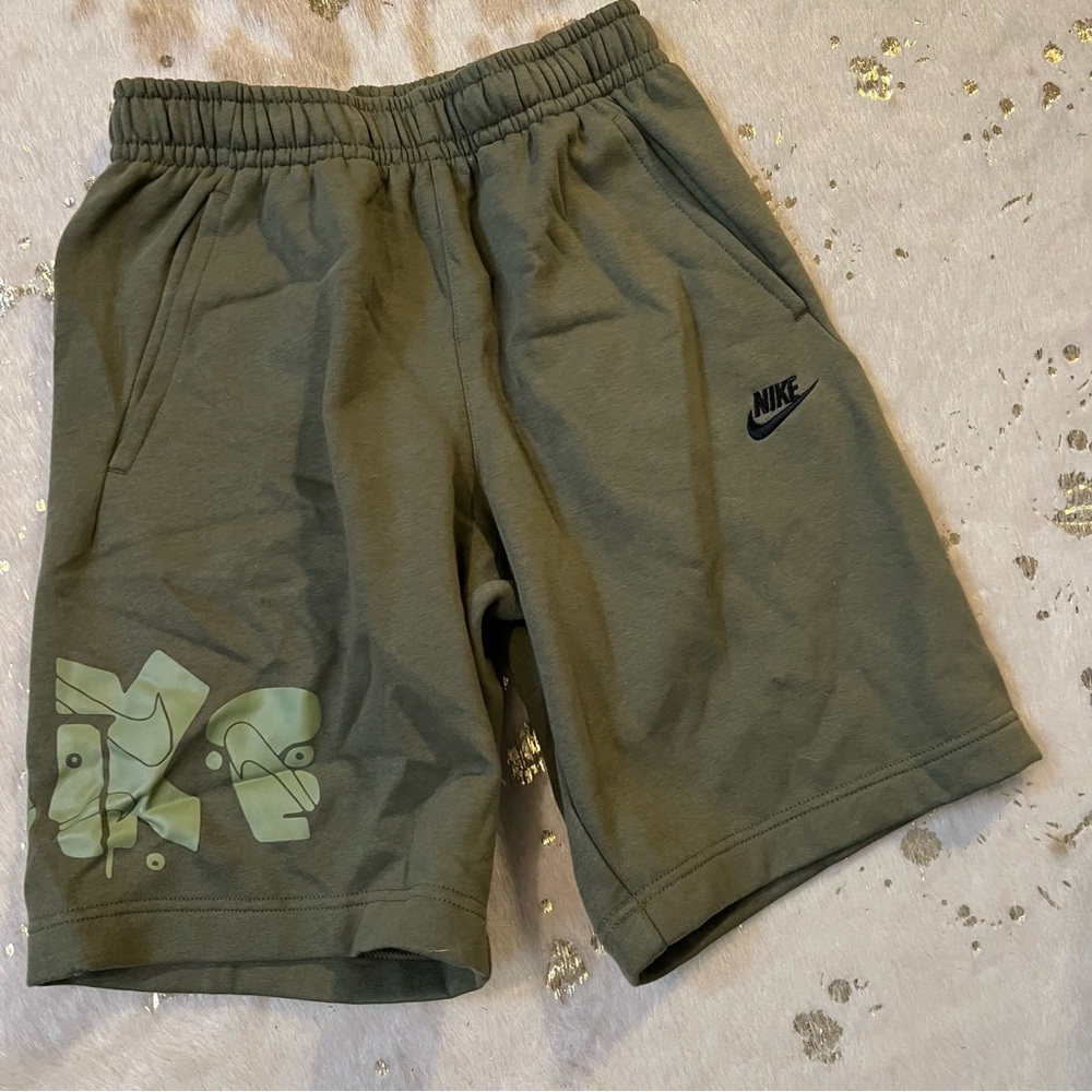 NWT NIKE XS Sportswear Club Fleece Graphic Cotton Short Olive Green Logo